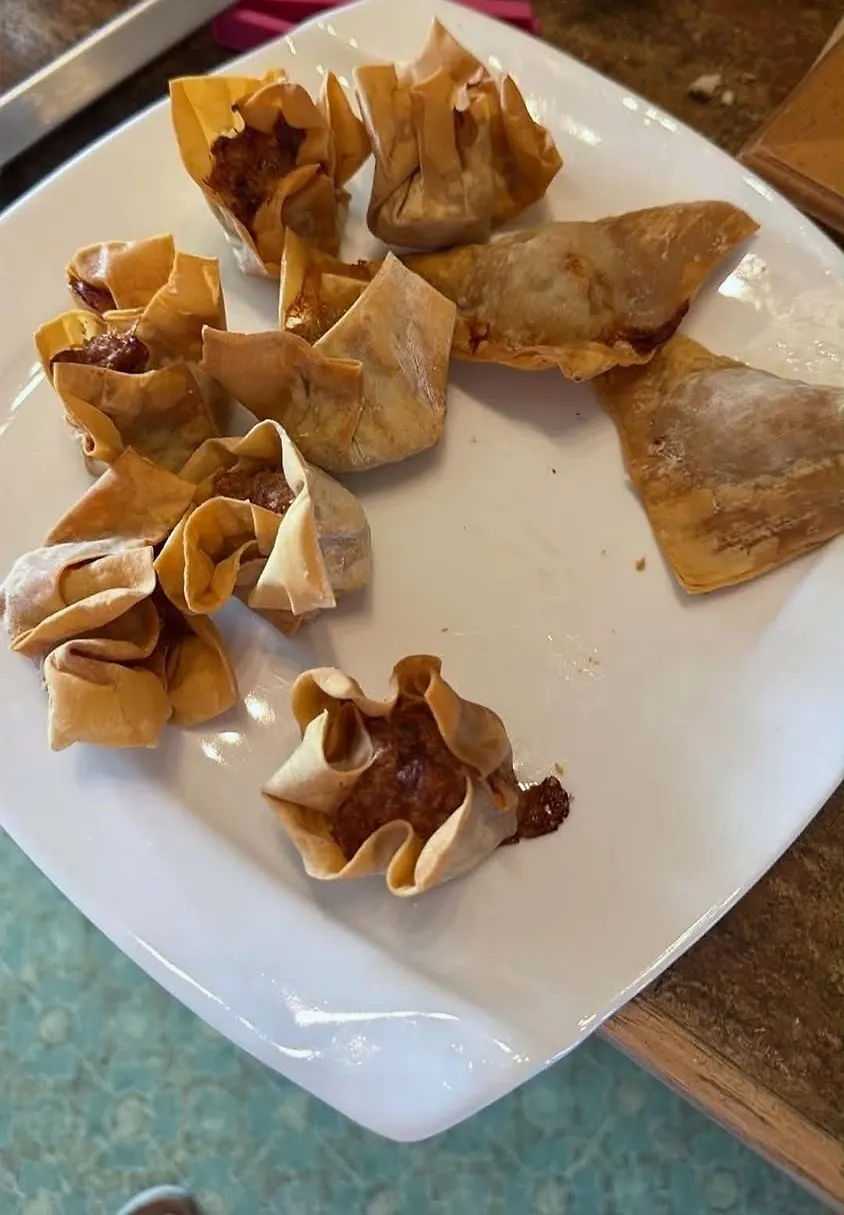 Aumônières croustillantes garnies, dressées sur une assiette