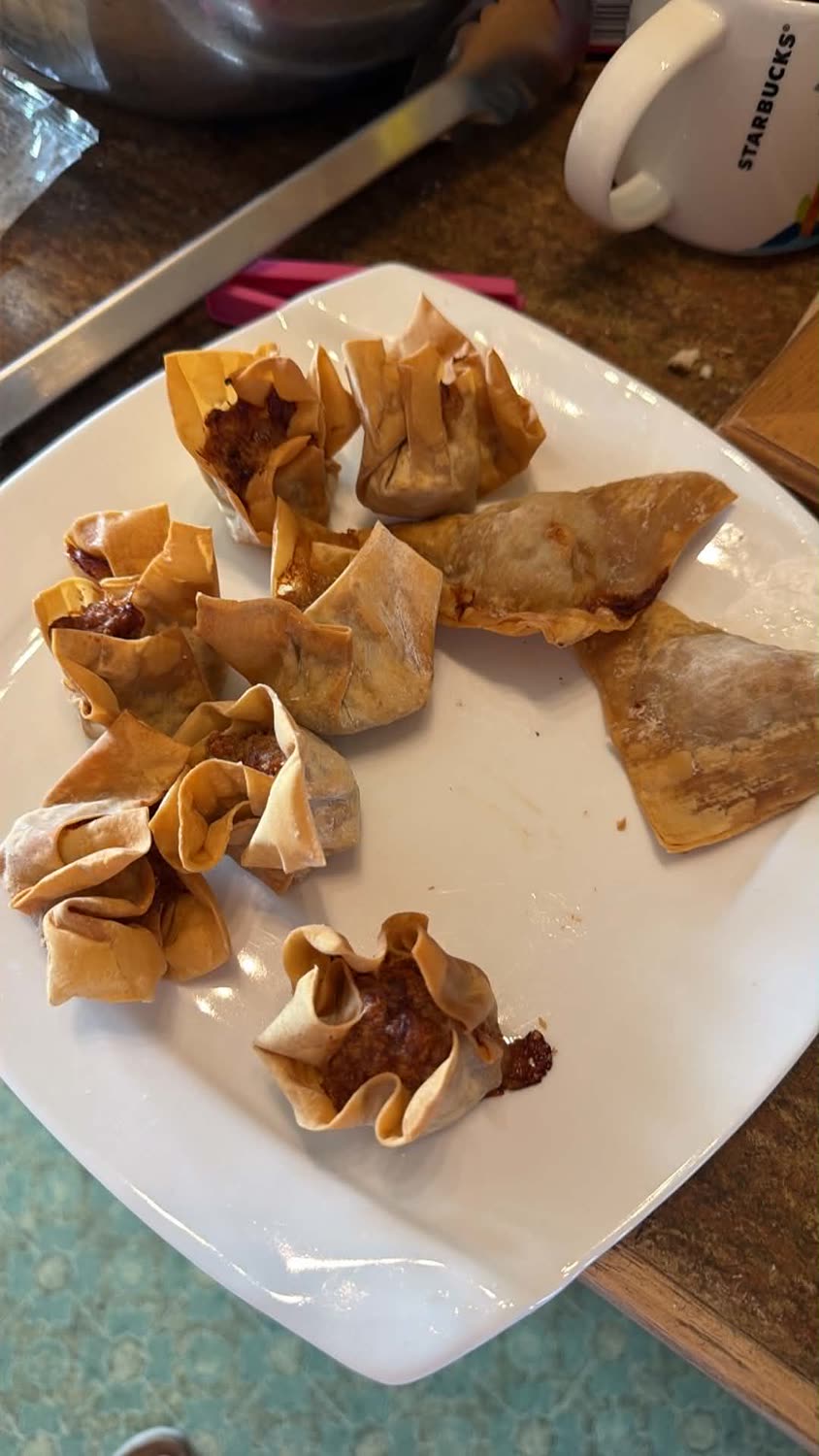 Aumônières croustillantes garnies, dressées sur une assiette