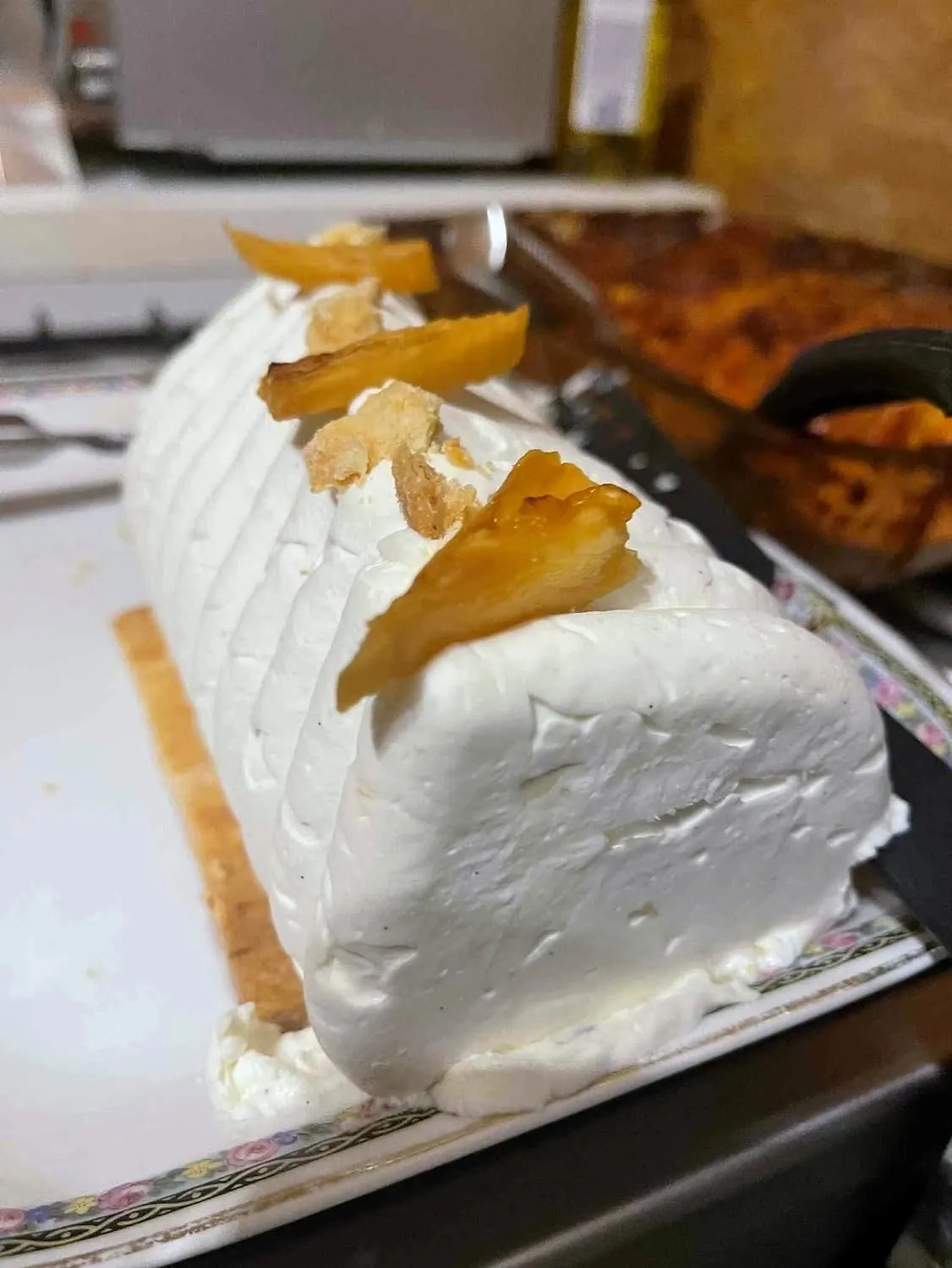 Bûche à la crème de coco surmontée de chips d'ananas