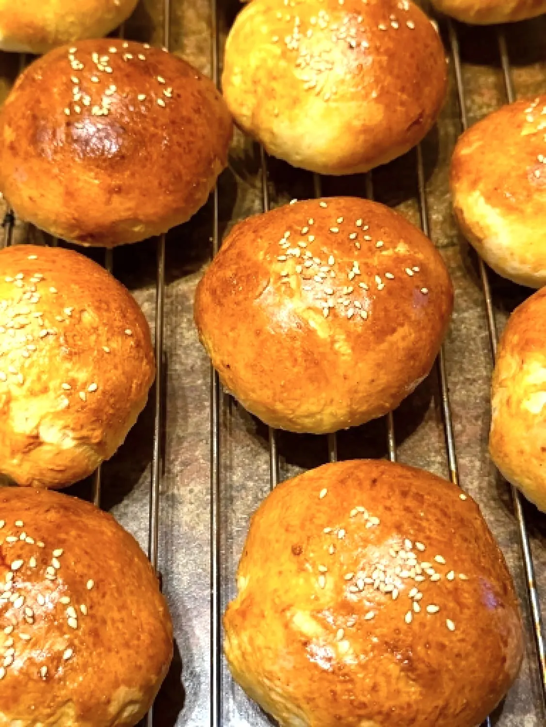 Buns dorés au sésame refroidissant sur une grille