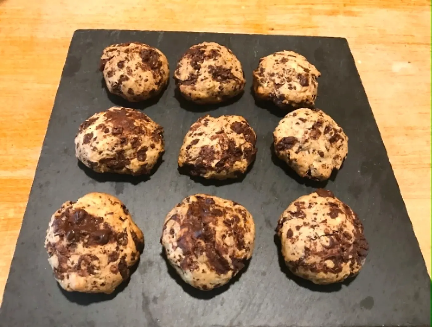 Cookies au chocolat alignés sur une ardoise