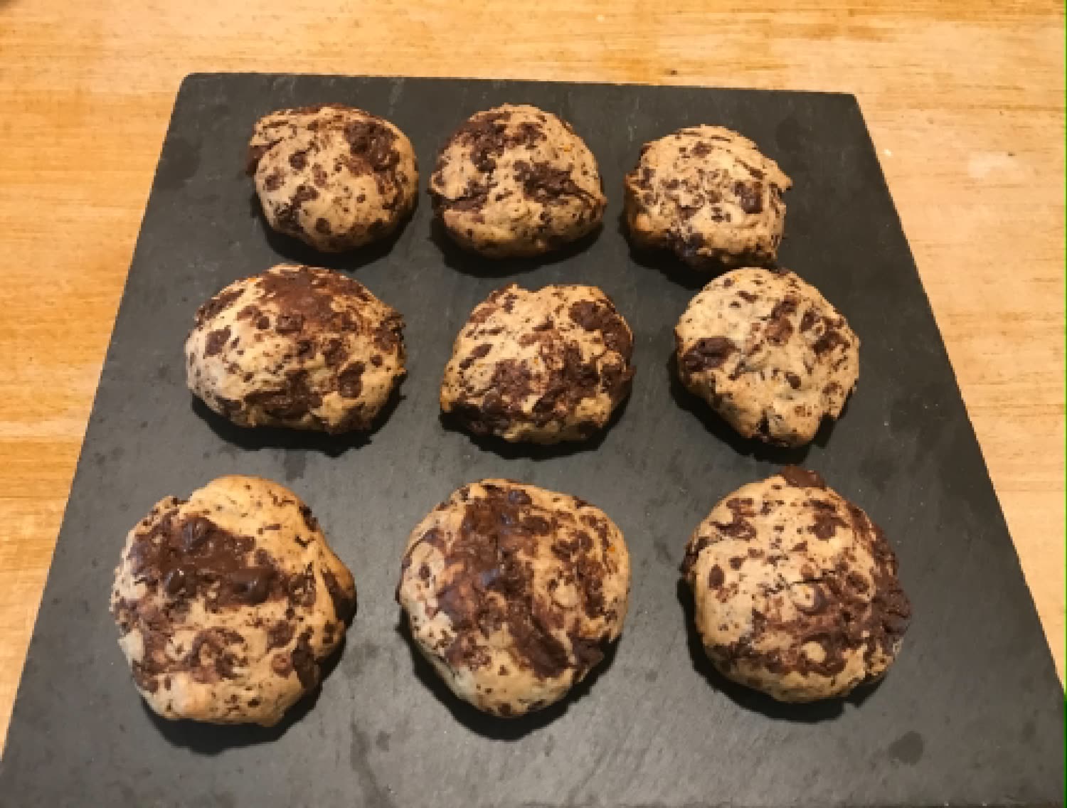 Cookies au chocolat alignés sur une ardoise