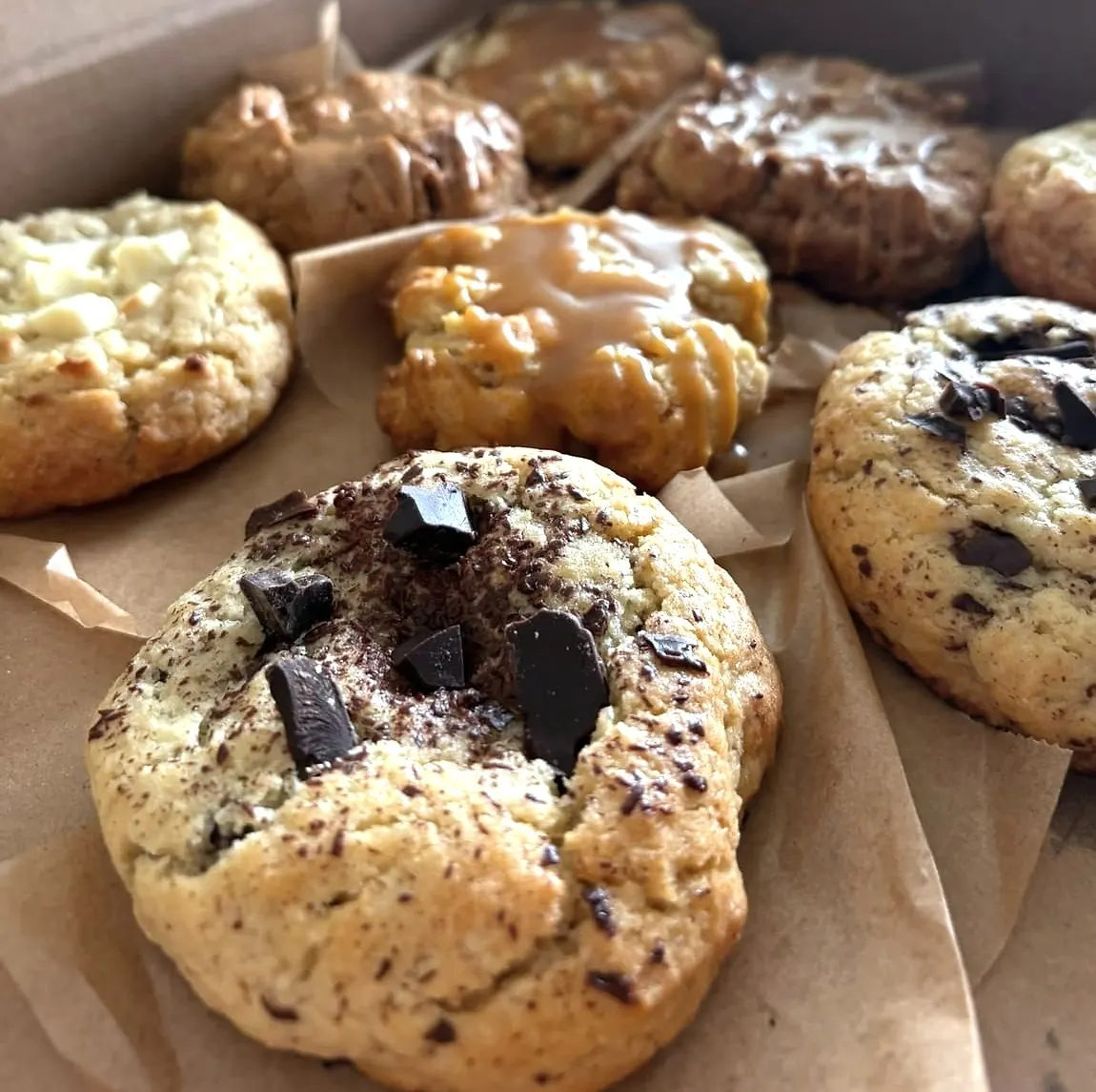 Boîte de cookies mix : chocolat noir, chocolat blanc, caramel beurre salé et beurre de cacahuète