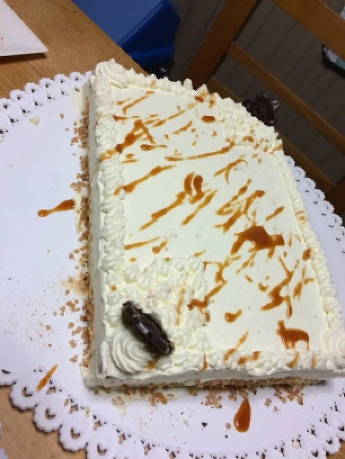 Grand gâteau rectangulaire à la crème strié de caramel
