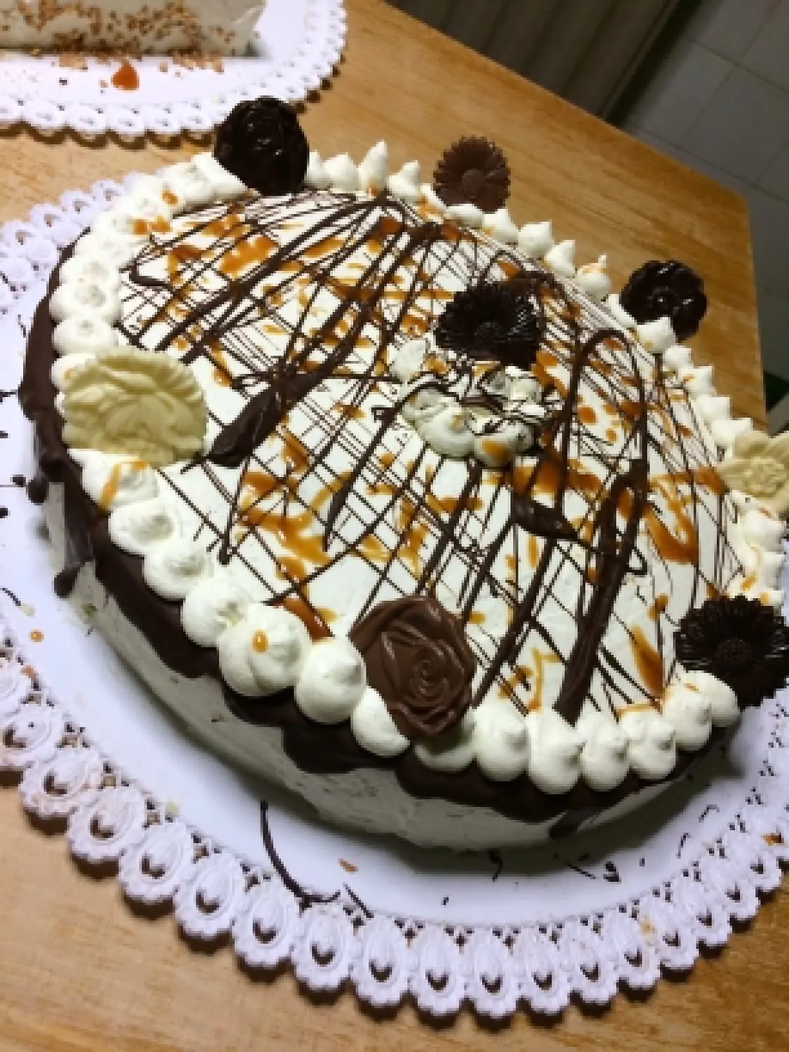 Gâteau rond chocolat et vanille zébré de caramel, décoré de roses en chocolat