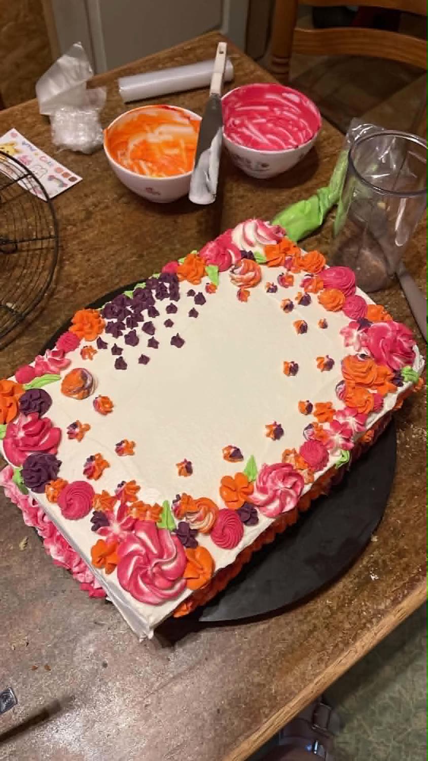 Gâteau rectangulaire couvert de fleurs en crème au beurre colorées