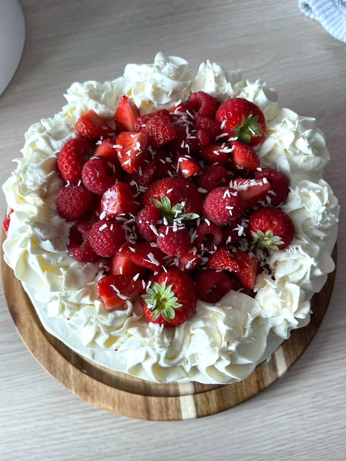 Gâteau à la chantilly couvert de fraises et de framboises fraîches