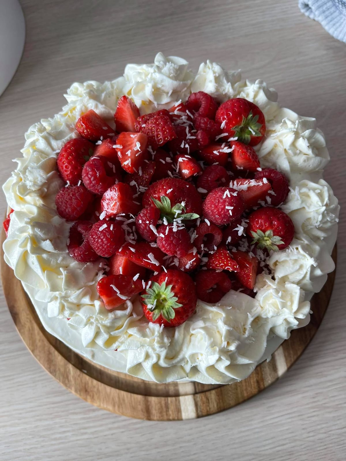 Gâteau à la chantilly couvert de fraises et de framboises fraîches