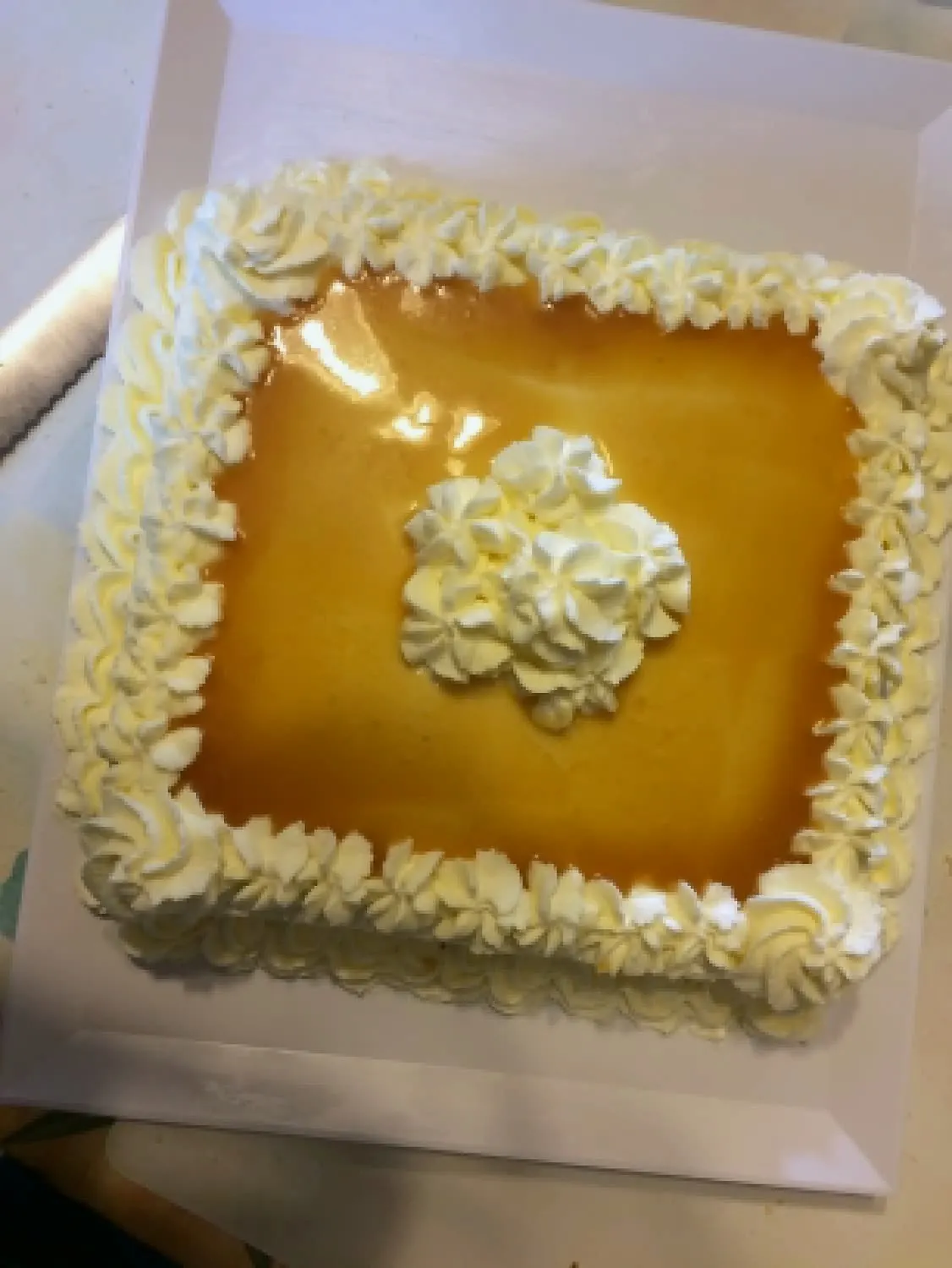 Gâteau carré au glaçage miroir caramel avec rosace de chantilly