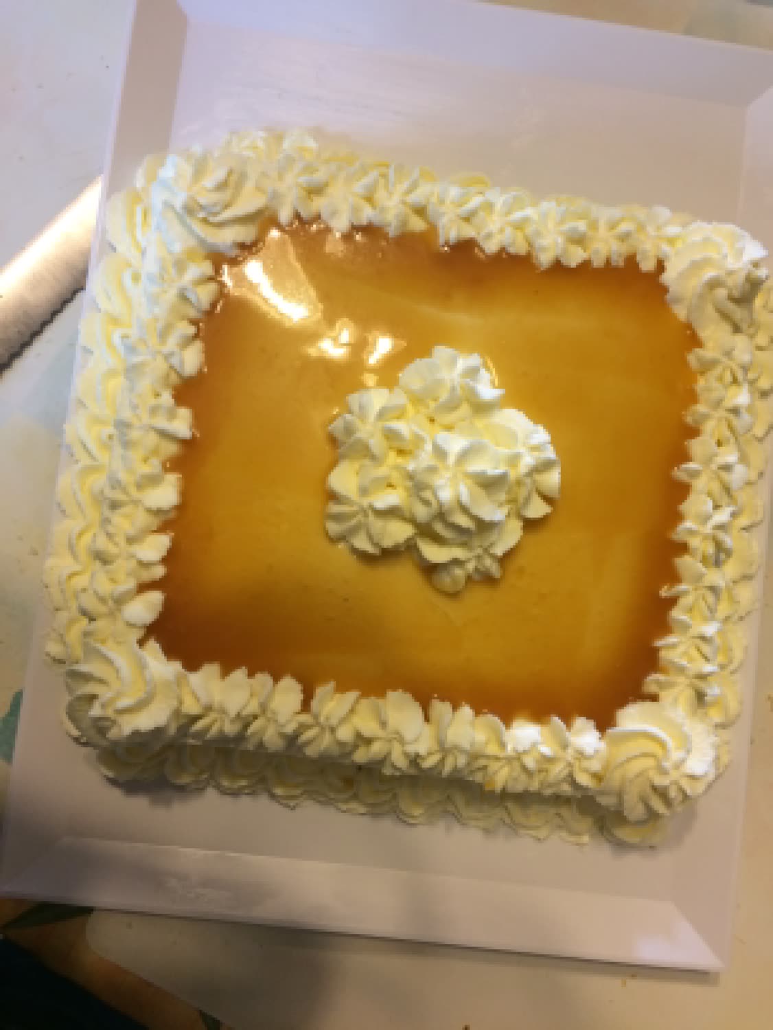 Gâteau carré au glaçage miroir caramel avec rosace de chantilly