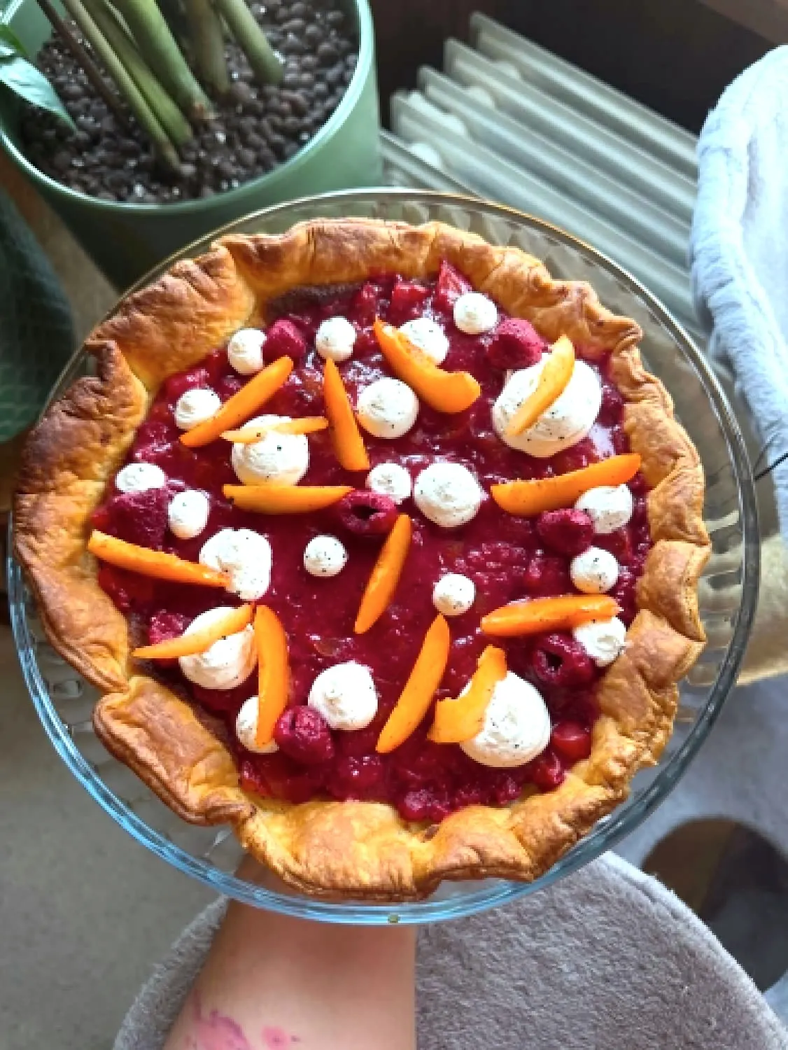 Grande tarte aux framboises et abricots ponctuée de chantilly vanille