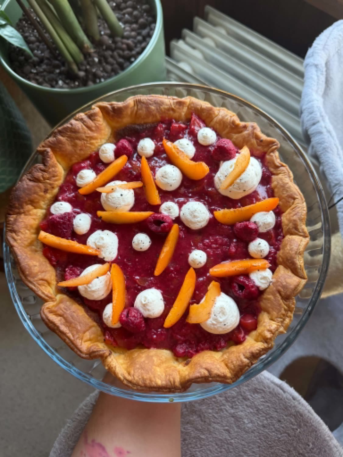 Grande tarte aux framboises et abricots ponctuée de chantilly vanille