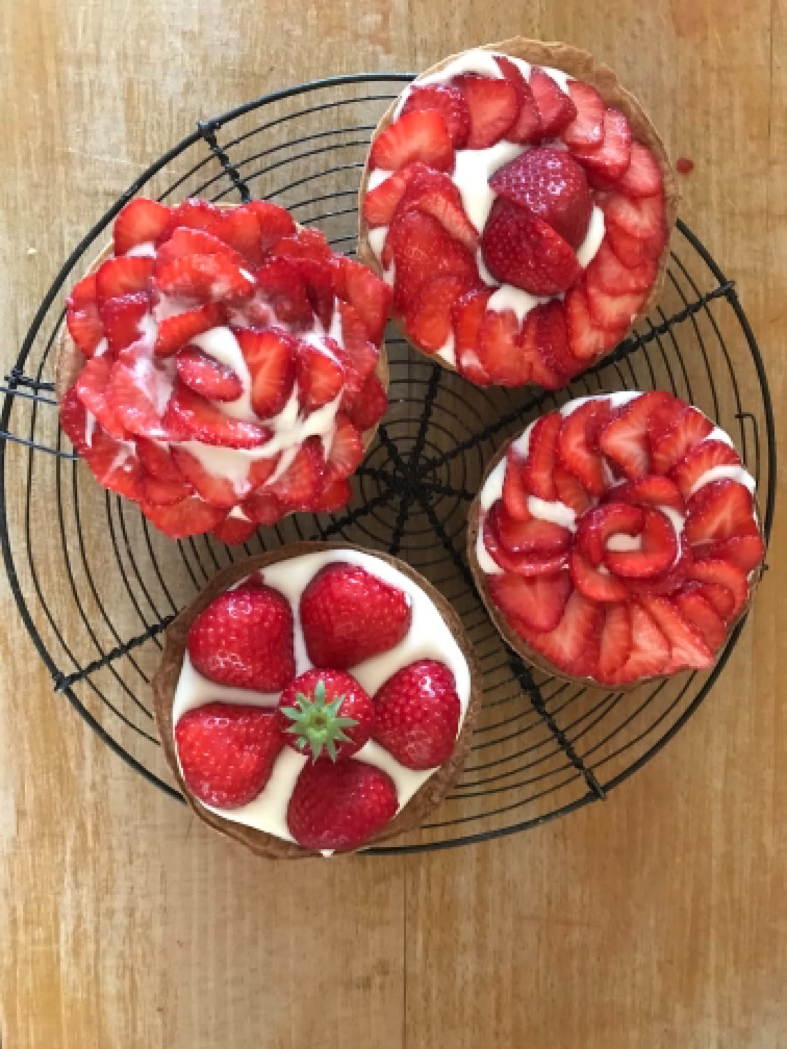 Tartelettes aux fraises fraîches posées sur une grille